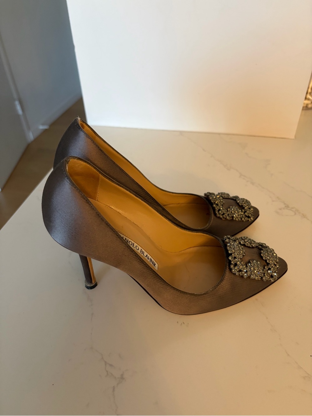 MANOLO BLAHNIK HANGISI PUMPS - Picture 3 of 6